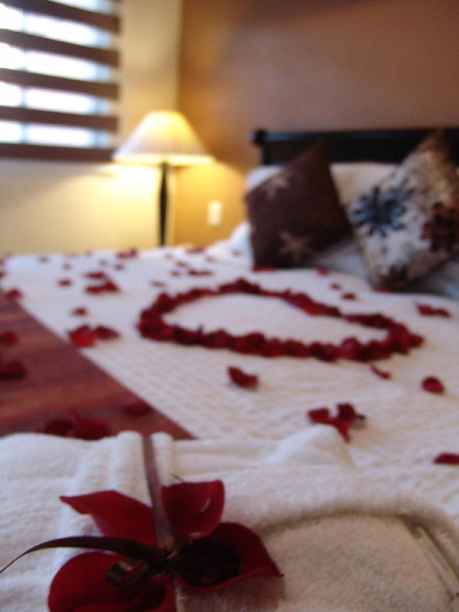 Casa Del Tio Hotel Boutique ซานมิเกล เด อาเญนเด ห้อง รูปภาพ A bed decorated with rose petals