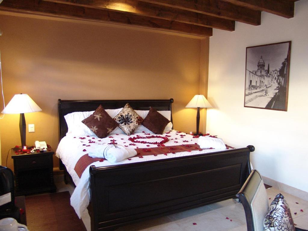 Casa Del Tio Hotel Boutique ซานมิเกล เด อาเญนเด ห้อง รูปภาพ A bedroom at the Inn at the Quinta Real
