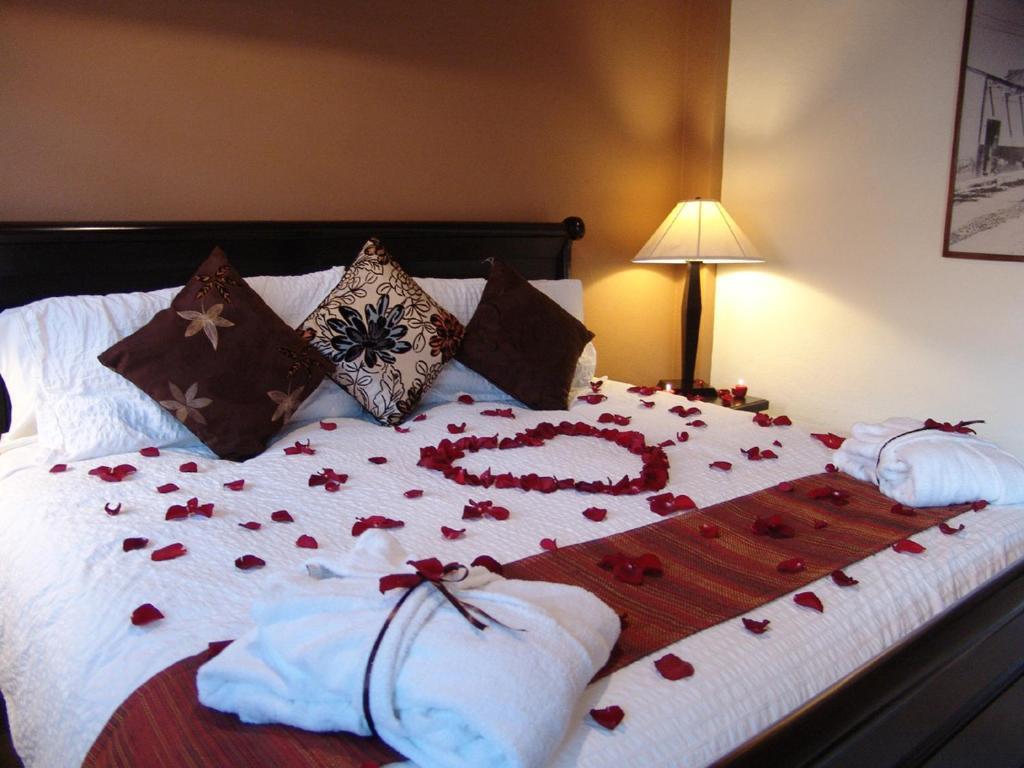 Casa Del Tio Hotel Boutique ซานมิเกล เด อาเญนเด ห้อง รูปภาพ A bed with rose petals