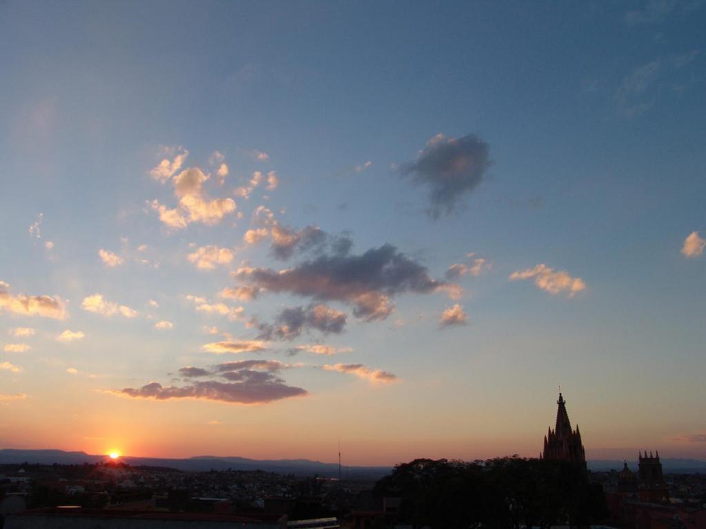 Casa Del Tio Hotel Boutique ซานมิเกล เด อาเญนเด ภายนอก รูปภาพ Sunset over the city